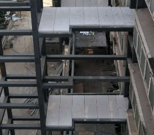 新型加气混凝土楼板在宇通花园电梯走廊
